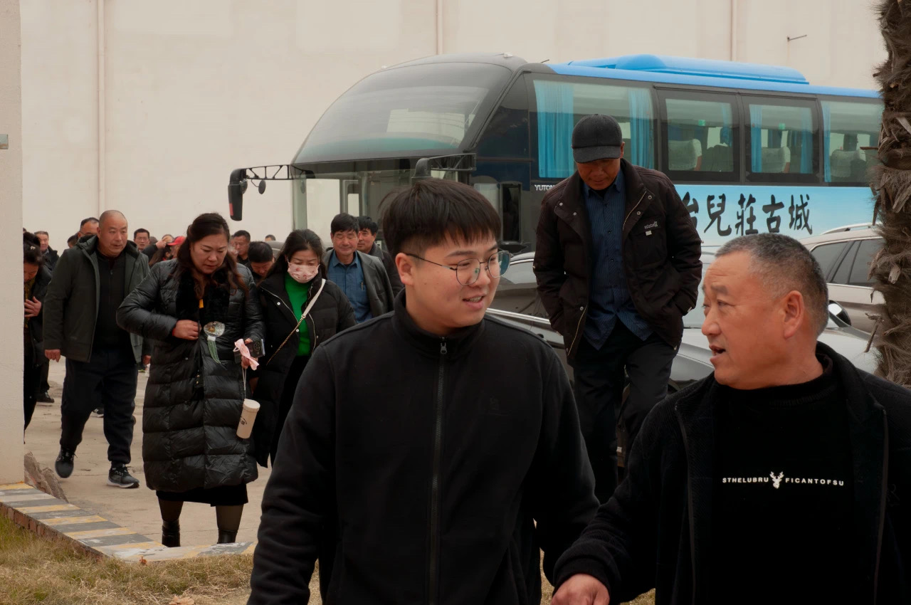 共望未來(lái)，譜合作新篇：福農(nóng)農(nóng)資團(tuán)隊(duì)蒞臨新鄉(xiāng)中電、弗思特進(jìn)行參觀(guān)考察。